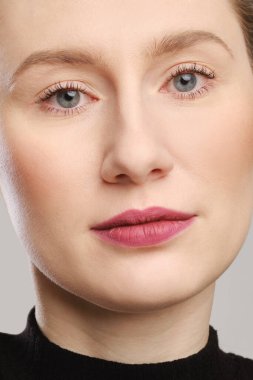 Sağlıklı ve temiz ciltli ve doğal makyajlı kadın yüzü portresi.
