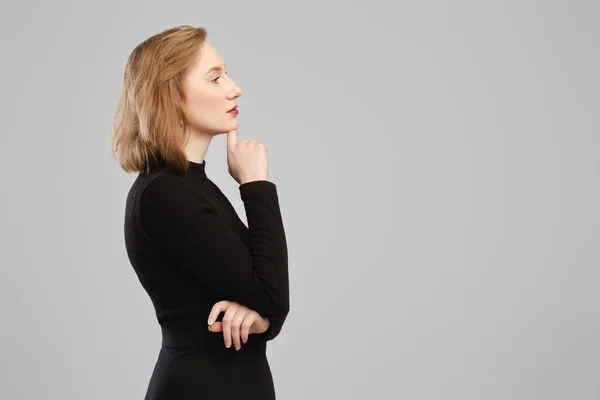 Nachdenkliche Frau Steht Atelier Vor Grauer Wand Stützt Kinn Und — Stockfoto