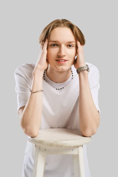 Close Retrato Positivo Jovem Branco Shirt Sobre Cinza Estúdio Fundo — Fotografia de Stock