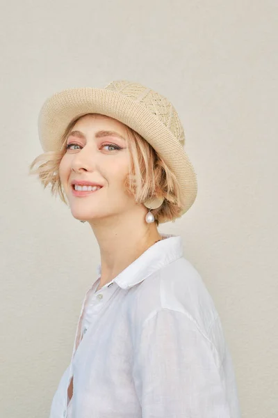 셔츠와 모자를 피부를 아름다운 여인의 초상화 — 스톡 사진