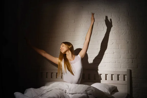여자는 일어나 침대에서 흐른다 — 스톡 사진