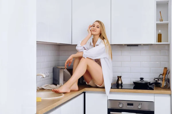 Pensiva Mulher Descalça Sentada Cima Mesa Cozinha — Fotografia de Stock