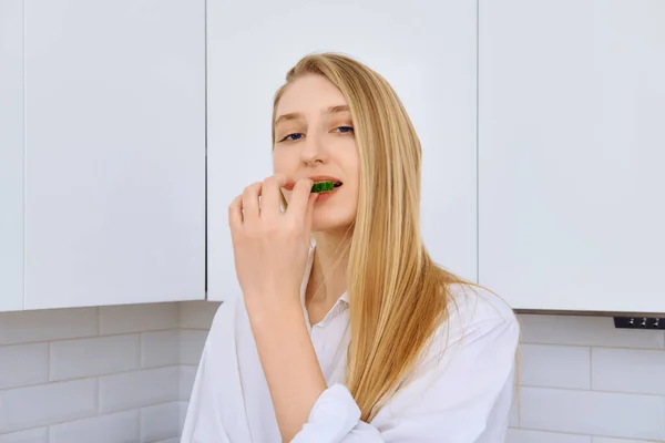 Femme Rusée Mordre Morceau Concombre Tout Faisant Salade Légumes — Photo