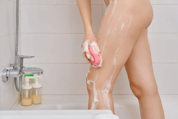 Onherkenbare Vrouw Wassen Haar Benen Met Spons Badkamer — Stockfoto