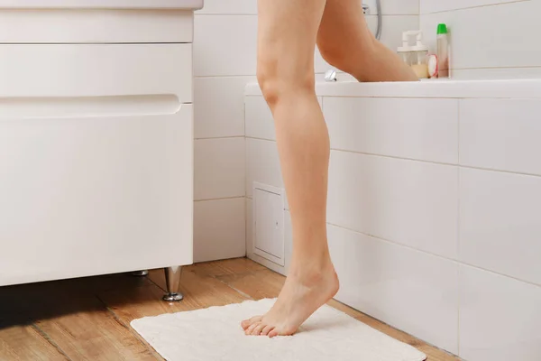 女用腿从浴室出来 — 图库照片