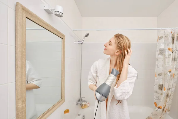 Mulher Roupão Banho Secando Cabelo Com Secador Perfil Frente Espelho — Fotografia de Stock