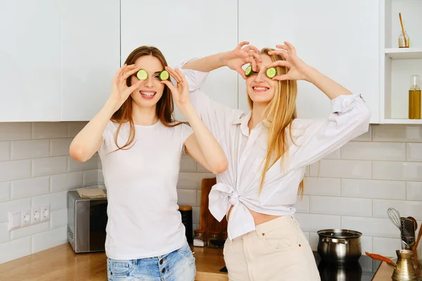 Duas Mulheres Brincalhão Colocar Pedaços Pepino Seus Olhos Divertir Cozinha — Fotografia de Stock