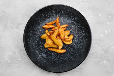 Ana yemek için garnitür, yağda kızartılmış patates dilimleri, üst manzara.