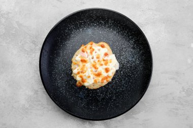 Jambon ve peynirli domuz pirzolası.