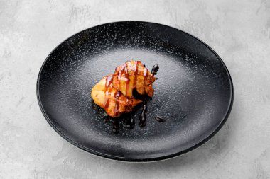 Tabakta teriyaki soslu kızarmış tavuk eti.