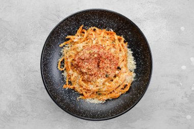 Tabakta klasik spagetti bolonezi, üst manzara.