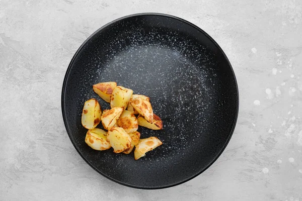 Ana yemek için garnitür. Yağda kızartılmış haşlanmış patates dilimleri.