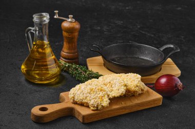 Yarı bitmiş ve dondurulmuş tavuk nuggetları kızartılmaya hazır.