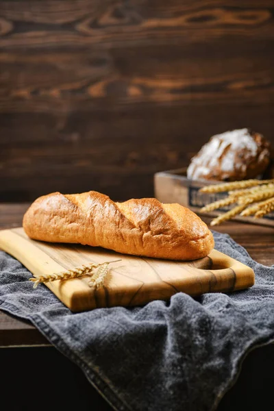 Pão Trigo Fresco Tábua Corte Madeira — Fotografia de Stock