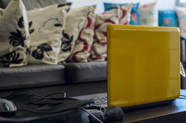 Küçük masadaki defter evde çalışmaya hazır.. 