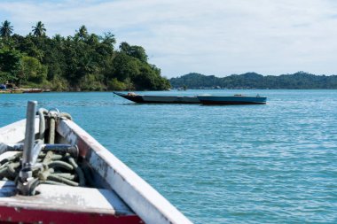 Candeias, Bahia, Brezilya - 11 Ekim 2015: Candeias kentindeki Caboto nehrine demir atmış balık kanoları (BA).