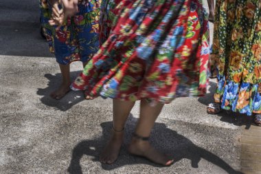 Salvador, Bahia, Brezilya - 06 Aralık 2015: Bahia 'nın geleneksel samba de roda dansını renkli kıyafetlerle yapan kadınlar. Salvador, Bahia, Brezilya.