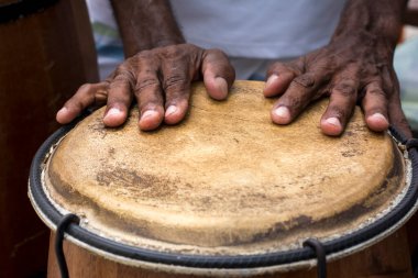 Sunumda perküsyon çalan bir müzisyenin elleri. Salvador, Bahia, Brezilya.