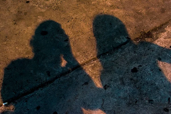 Een Paar Schaduwen Weerspiegeld Nachtelijke Straatvloer Salvador Bahia Brazilië — Stockfoto