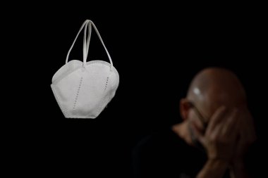 Koronavirüs kirlenmesinden koruyan yüz koruma maskesi. Karantina ve covid-19 ölümlerinden kaynaklanan anksiyete. Salvador Bahia Brezilya.