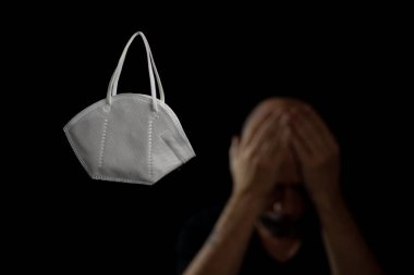 Koronavirüs kirlenmesinden koruyan yüz koruma maskesi. Karantina ve covid-19 ölümlerinden kaynaklanan anksiyete. Salvador Bahia Brezilya.