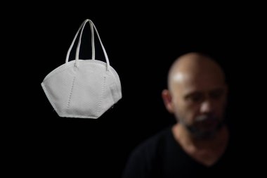 Koronavirüs kirlenmesinden koruyan yüz koruma maskesi. Karantina ve covid-19 ölümlerinden kaynaklanan anksiyete. Salvador Bahia Brezilya.