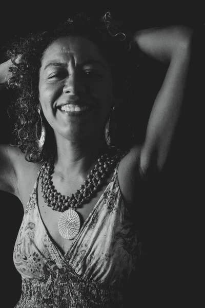 开心的微笑模型看着相机 黑色背景拍摄在工作室 成熟和女性意识概念 萨尔瓦多 巴西巴伊亚州 — 图库照片
