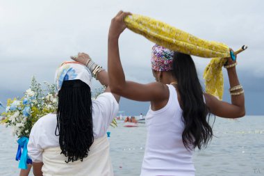 Salvador, Bahia, Brezilya - 02 Şubat 2016: Salvador 'da Yemanja onuruna düzenlenen bir partiye katılan Kandomlu Din üyesi. 