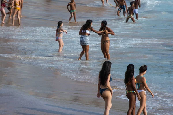 Salvador Bahia Brazília 2019 Január Emberek Porto Barra Strandján Belépnek — Stock Fotó