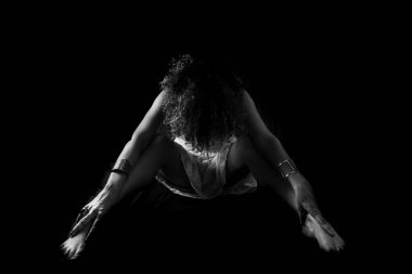 Stüdyoda siyah arka planda Afro-Brezilyalı model portresi. Farkındalık, olgunluk ve kadınlık kavramı. Salvador Bahia Brezilya.