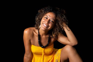 Stüdyoda siyah arka planda Afro-Brezilyalı model portresi. Farkındalık, olgunluk ve kadınlık kavramı. Salvador Bahia Brezilya.