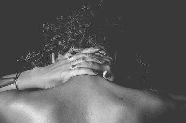 Stüdyoda siyah arka planda Afro-Brezilyalı model portresi. Farkındalık, olgunluk ve kadınlık kavramı. Salvador Bahia Brezilya.