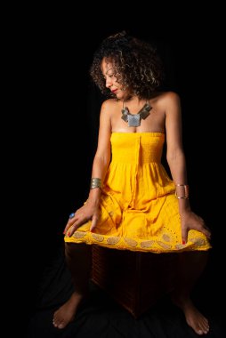 Stüdyoda siyah arka planda Afro-Brezilyalı model portresi. Farkındalık, olgunluk ve kadınlık kavramı. Salvador Bahia Brezilya.