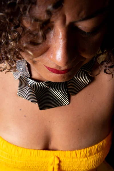 Afro Brazilský Model Portrétu Zavřenýma Očima Vyfocený Studiu Černým Pozadím — Stock fotografie