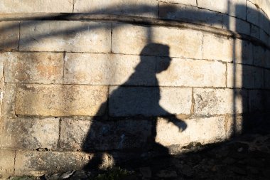 Salvador, Bahia, Brezilya - 18 Temmuz 2021: Pelourinho 'daki taş duvardaki insanların gölgeleri.