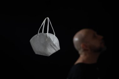 Koronavirüs kirlenmesinden koruyan yüz koruma maskesi. Karantina ve covid-19 ölümlerinden kaynaklanan anksiyete. Salvador Bahia Brezilya.