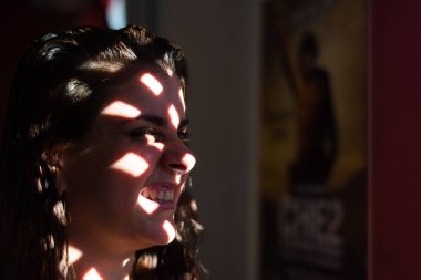 Lokantada yüzünde ışık ve gölge olan birinin portresi. Muhafaza konsepti. Salvador Bahia Brezilya.