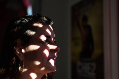 Lokantada yüzünde ışık ve gölge olan birinin portresi. Muhafaza konsepti. Salvador Bahia Brezilya.