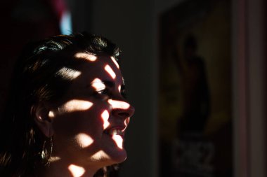 Lokantada yüzünde ışık ve gölge olan birinin portresi. Muhafaza konsepti. Salvador Bahia Brezilya.