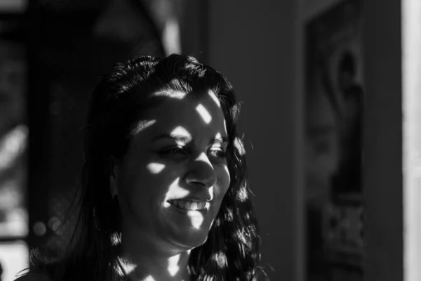 Porträt Einer Person Einem Restaurant Mit Licht Und Schatten Gesicht — Stockfoto
