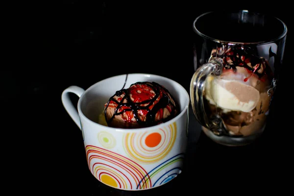 Delizioso Gelato Con Crema Uvetta Gocce Cioccolato Nella Tazza Sul — Foto Stock