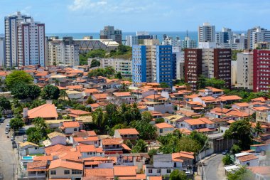 Salvador, Bahia, Brezilya - 14 Eylül 2014: Stiep mahallesinin tepesinden lüks evleri ve binalarıyla.