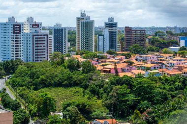 Salvador, Bahia, Brezilya - 14 Eylül 2014: Stiep mahallesinin tepesinden lüks evleri ve binalarıyla.