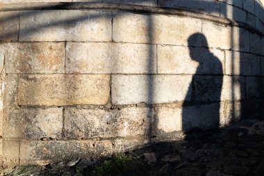 Salvador, Bahia, Brezilya - 18 Temmuz 2021: Pelourinho 'daki taş duvardaki insanların gölgeleri.