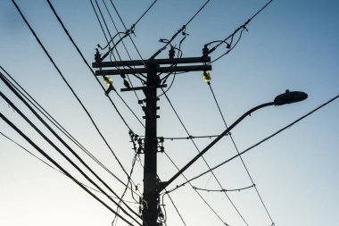 Elektrik ve telefon kabloları ve kablolar Metropolis sokaklarında bir direğe bağlı. Salvador, Bahia, Brezilya.