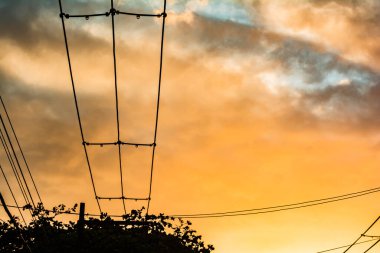 Elektrik ve telefon kabloları ve kablolar Metropolis sokaklarında bir direğe bağlı. Salvador, Bahia, Brezilya.