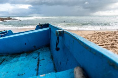 Praia 'dan Rio Vermelho' ya gelen deniz dalgaları açık kumlara vuruyor. Tekneler kıyıya yanaştı. Salvador, Bahia, Brezilya.