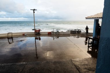 Balıkçıların, balıkların satılıp tutulduğu koloninin dış kesimindeki yansımaları. Salvador, Bahia, Brezilya.