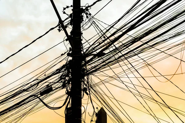 大都市街道上一根电线杆上的电线和电话线 萨尔瓦多 巴西巴伊亚州 — 图库照片