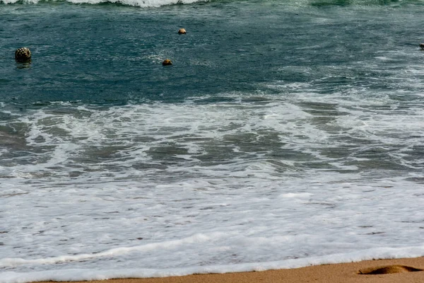 Las Olas Del Mar Praia Rio Vermelho Rompiendo Las Arenas — Foto de Stock